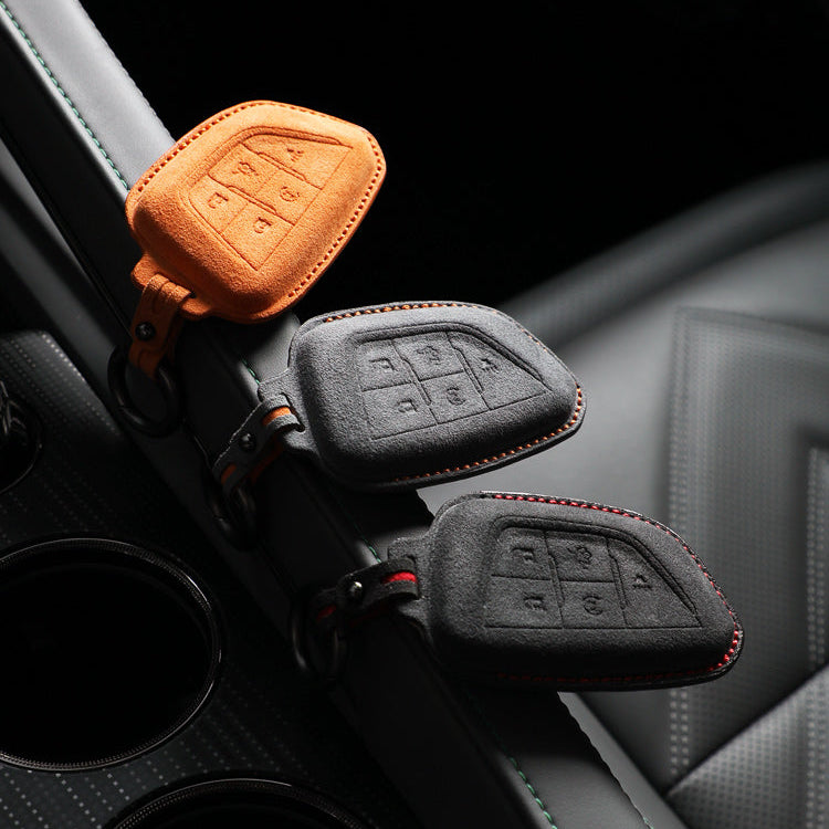Cadillac Sleutelhoes — Officieel Alcántara® | Escalade, CT5, CT6 & More