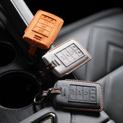 Custodia Cadillac — Alcántara® Ufficiale | XT4, XT6, Lyriq & More