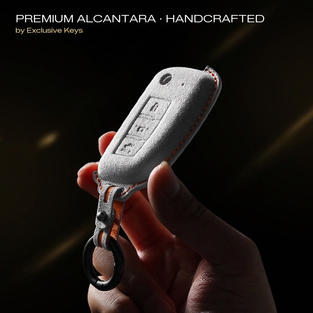 Nissan Sleutelhoes — Officieel Alcántara® | Armada, Titan, NV & More